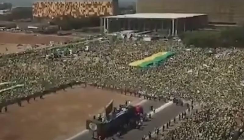 Bolsonaro comete 'indelicadeza' e abandona hasteamento da bandeira antes do fim